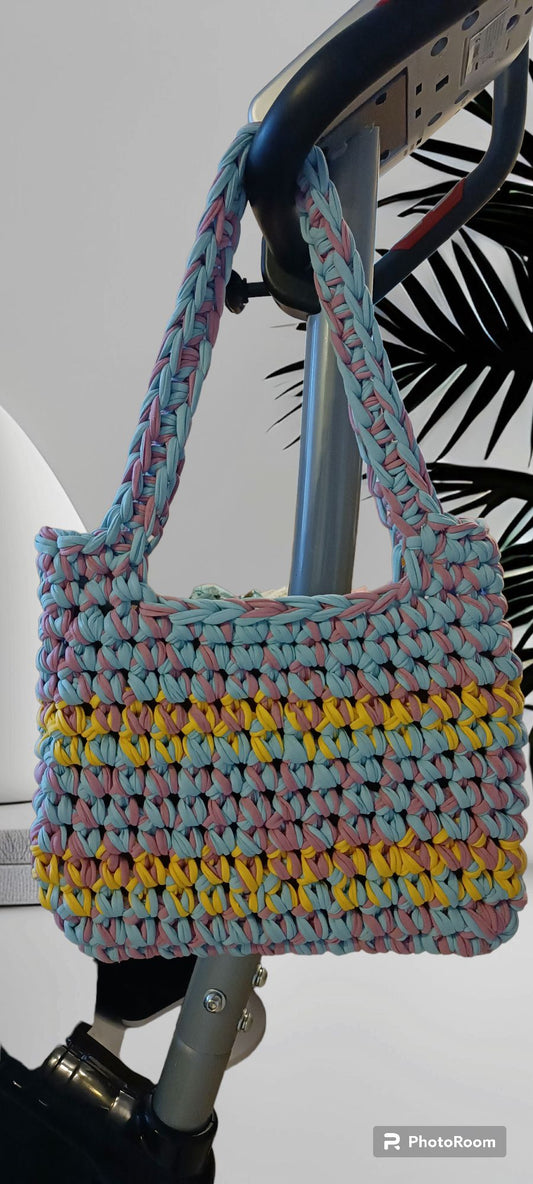 Crochet bag made of t-shirt yarn